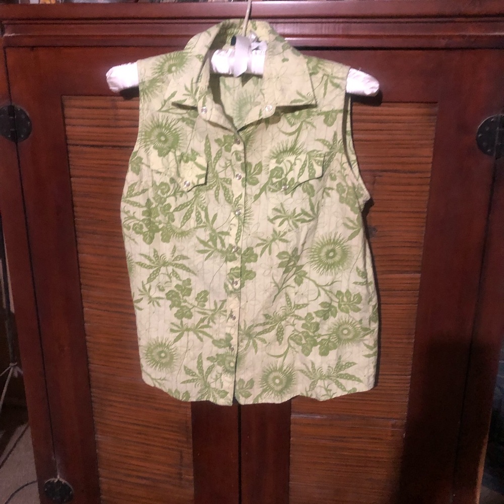 Cute and Comfortable! Excellent condition didn’t wear much and hand washed.